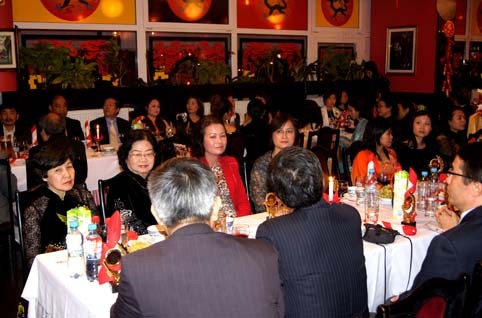 Lễ Kỷ niệm 10 năm ngày thành lập Hội phụ nữ Việt Nam tại Ba Lan - ảnh 2
